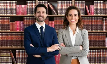 法律研究 Graduates Smiling in Front of Bookshelves